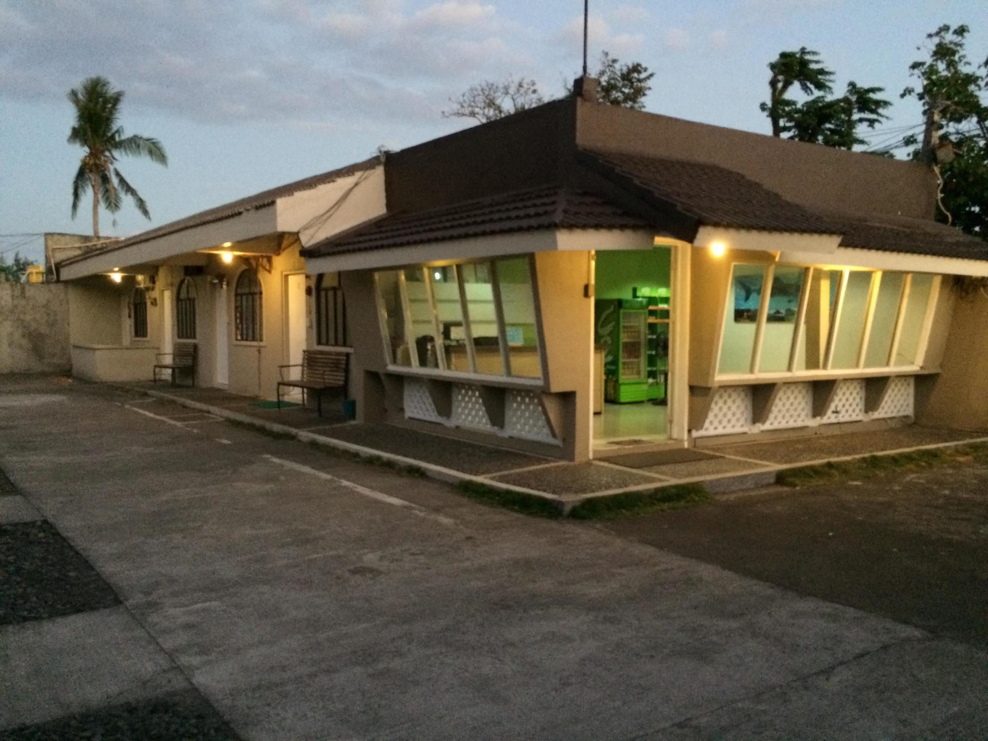 Night & Day Inn Legazpi Bagian luar foto